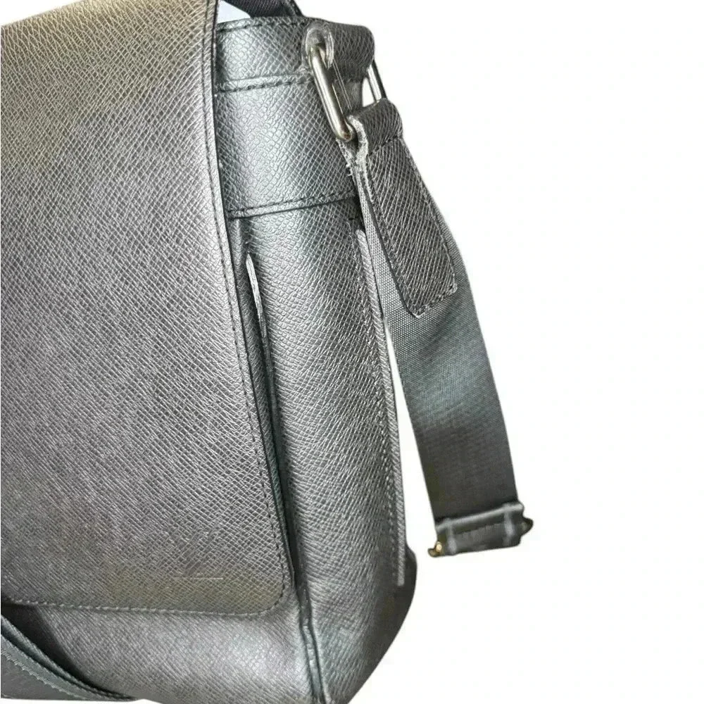 Louis Vuitton Taiga Roman MM Shoulder Bag Messager  Crossbody Bag.